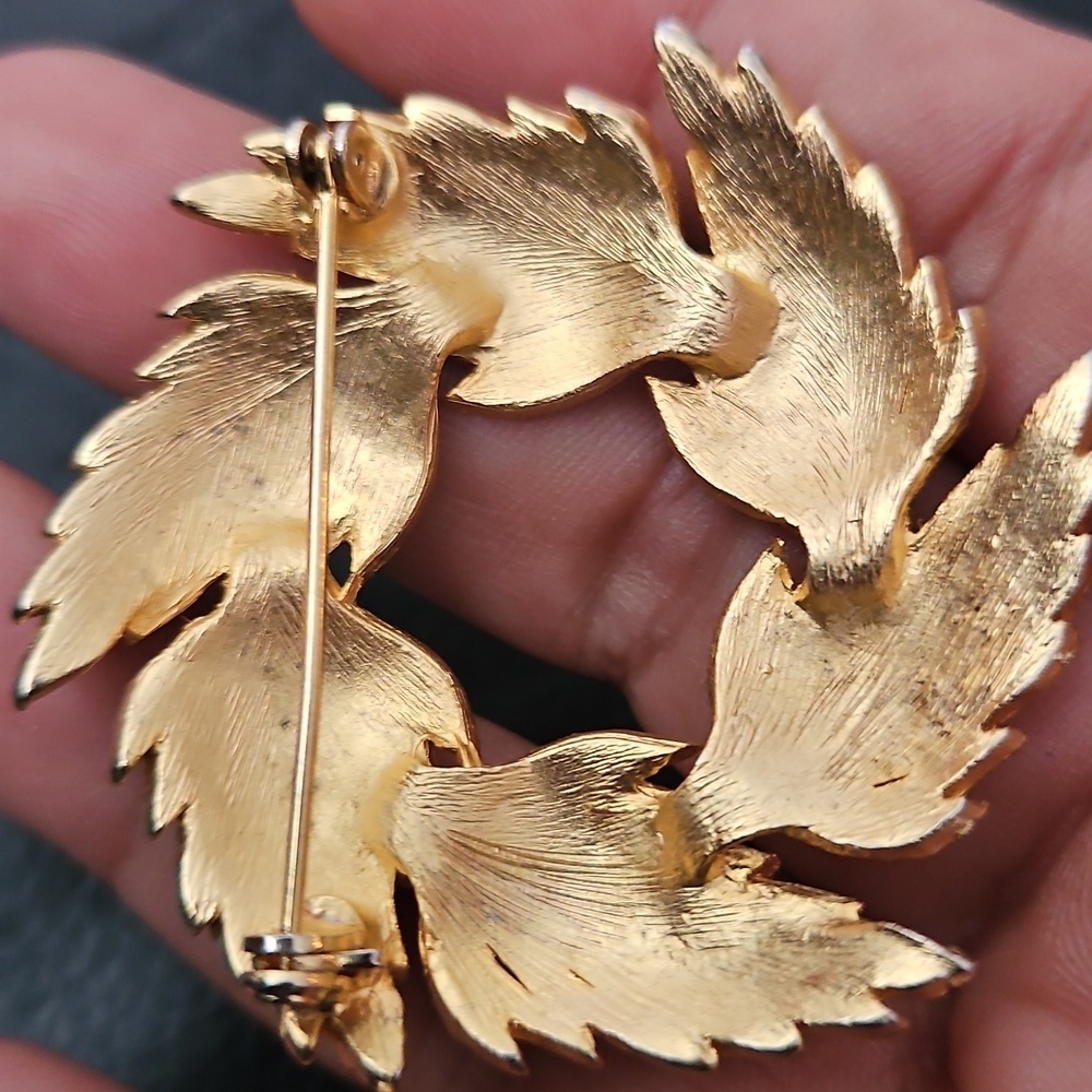 Vintage Crown Trifari Textured Leaves Gold Tone Brooch Pin - Picture 4 of 10